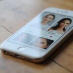Sexkontakt Schweiz: So findest du diskrete Dates in deiner Nähe Smartphone zeigt Dating Profile auf einem hölzernen Tisch