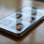 Sexkontakt Zug: Heisse Treffen und diskrete Dates in deiner Nähe Ein modernes Smartphone zeigt eine elegante Dating App Oberfläche